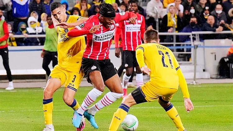 足球赛场上 足球赛场上